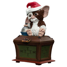 Załaduj obraz do przeglądarki galerii, Gremlins Mini Epics Vinyl Figure Gizmo with Santa Hat Limited Edition 12 cm