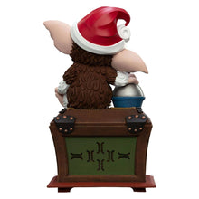 Załaduj obraz do przeglądarki galerii, Gremlins Mini Epics Vinyl Figure Gizmo with Santa Hat Limited Edition 12 cm